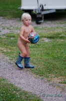 Sommarkväll - farfar Pekka blir vild med vattenslangen